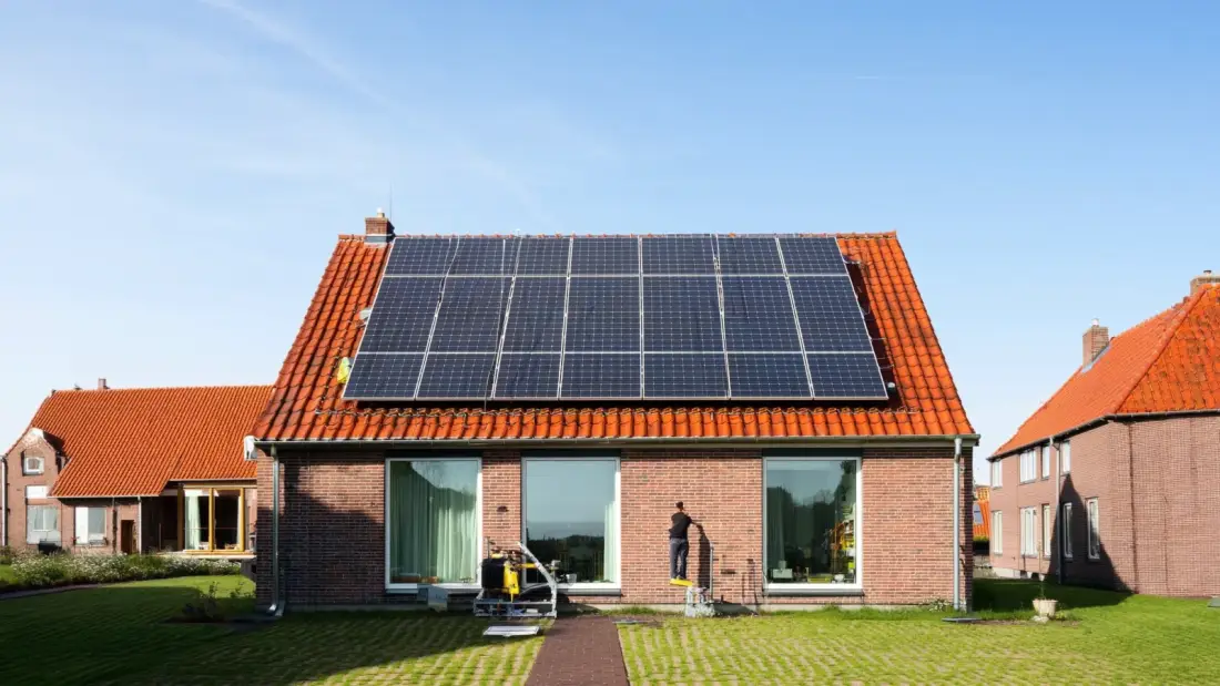 Zonnepanelen Oost-West Dak: Saldering & Eigenverbruik