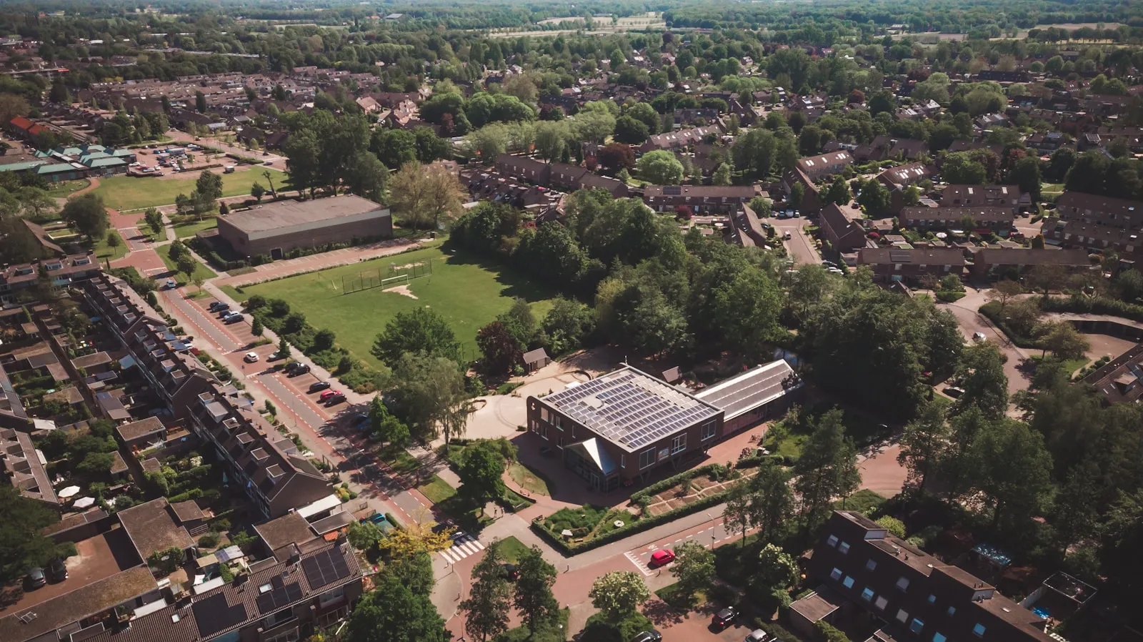 Zonnepanelen Stroom Verkopen aan Buren: P2P 2026